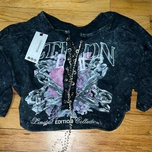 NWT Graphic Crop Top